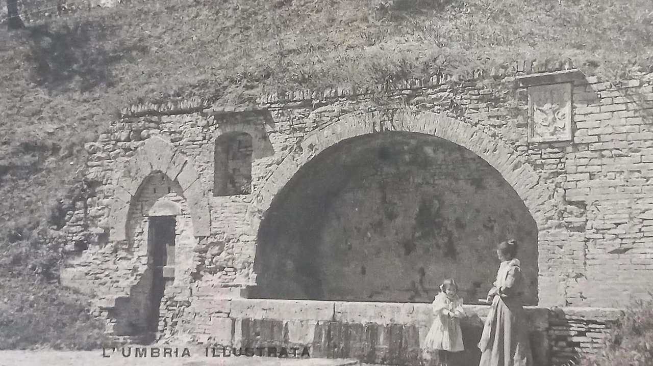 La storia del quartiere attraverso le cartoline in bianco e nero "Davanti all’antica fonte a due vasche fu eretto il convento" . La storia del quartiere attraverso le cartoline in bianco e nero "Davanti all’antica fonte a due vasche fu eretto il convento" .