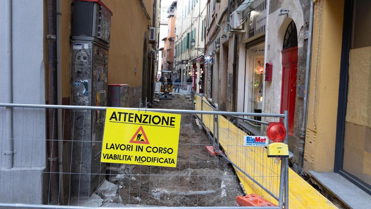 Via Rigattieri transennata per la sostituzione del lastricati (. Foto Del Punta/Valtriani)