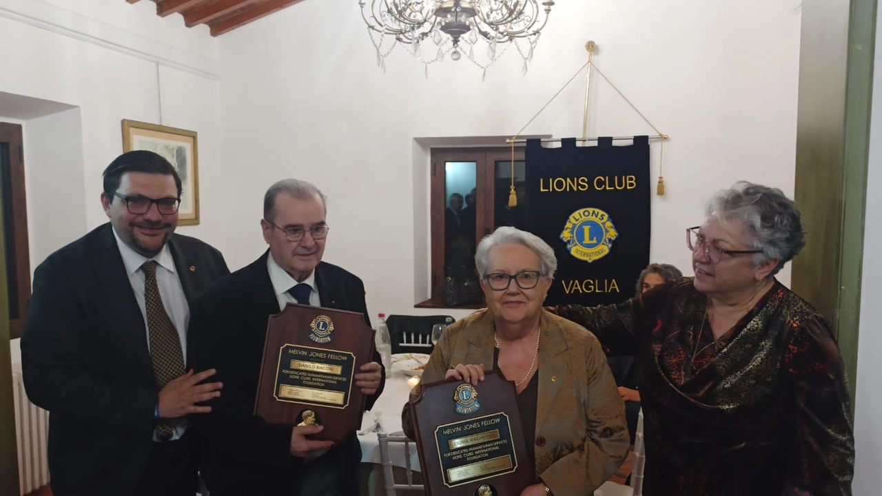Il momento della consegna dei riconoscimenti Il momento della consegna dei riconoscimenti