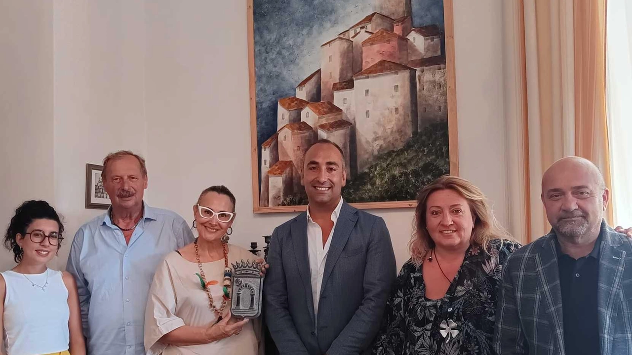 La giunta al completo con l’assessore al bilancio Gianluca Tifena che. commenta con soddisfazione i numeri emersi dal consuntivo dello scorso anno La giunta al completo con l’assessore al bilancio Gianluca Tifena che. commenta con soddisfazione i numeri emersi dal consuntivo dello scorso anno