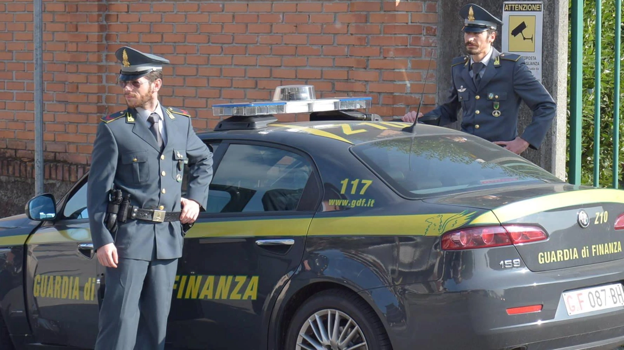 La Guardia di finanza, in collaborazione con la Polizia, ha condotto l’operazione che ha portato al sequestro di beni per 600mila euro a un imprenditore residente nel Senese, considerato prestanome della ’ndrangheta