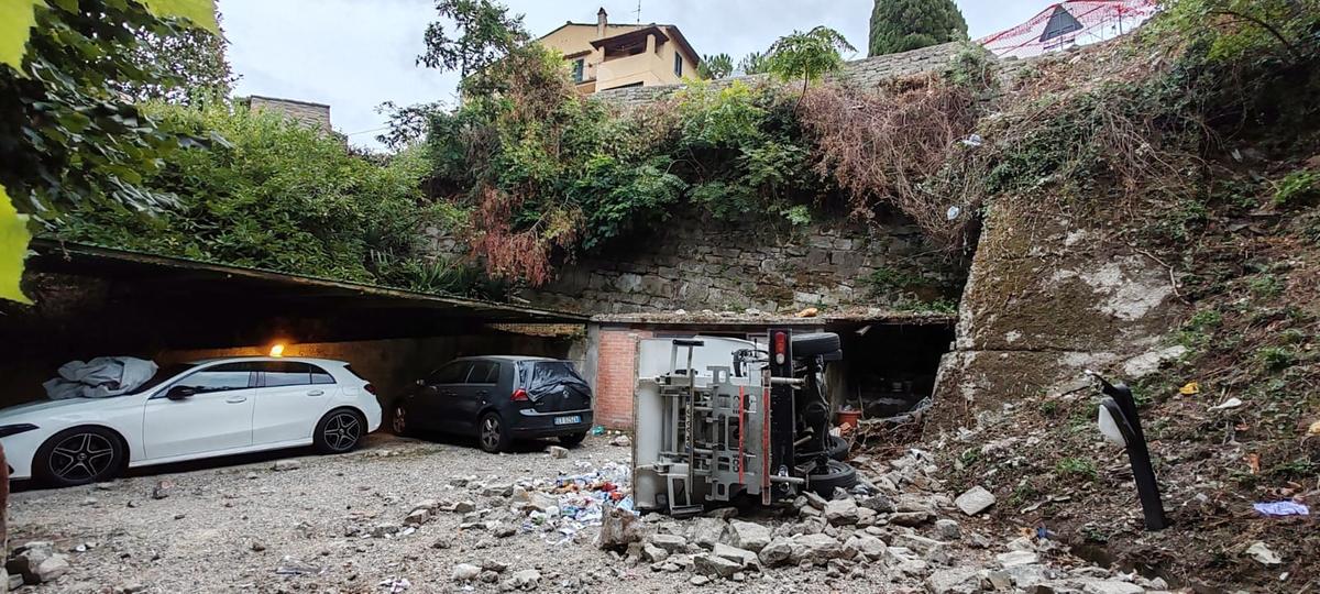 Sfonda un muro e precipita con il furgone, operatore ecologico salvo per miracolo