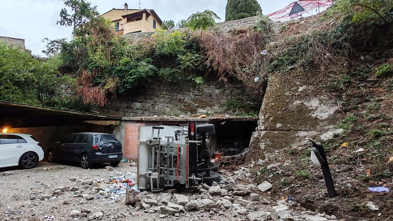 Il furgoncino ribaltato nell'incidente stradale di Fiesole Il furgoncino ribaltato nell'incidente stradale di Fiesole