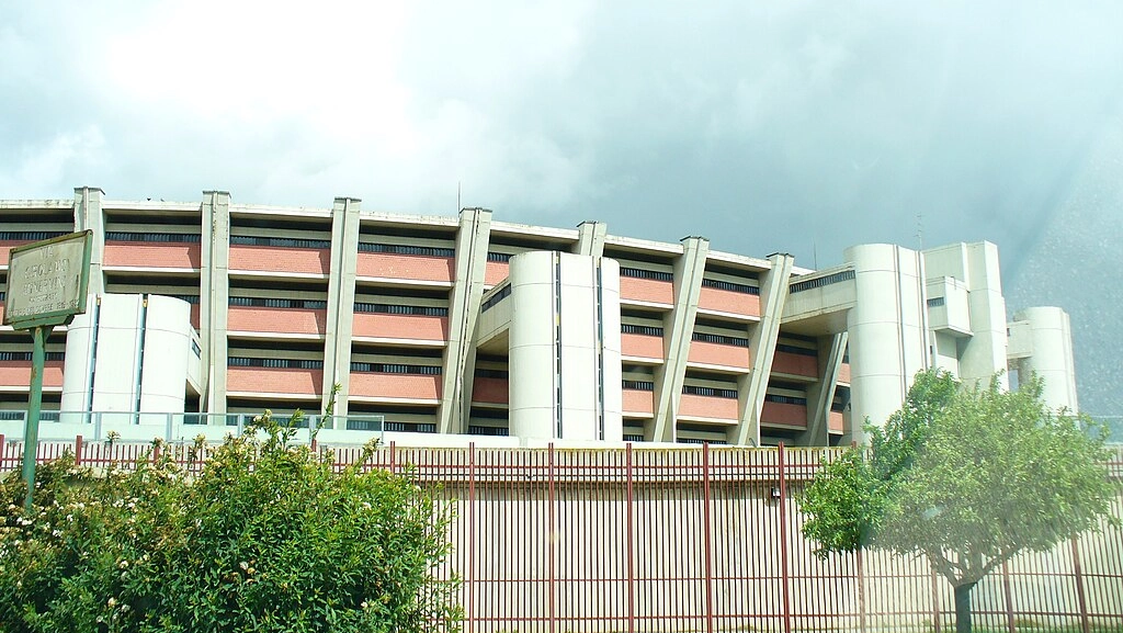 Il carcere di Sollicciano dove è stata studiata una procedura che garantisca assistenza sociosanitaria e continuità terapeutica a quei detenuti in sospensione di esecuzione della pena e a fine pena Il carcere di Sollicciano dove è stata studiata una procedura che garantisca assistenza sociosanitaria e continuità terapeutica a quei detenuti in sospensione di esecuzione della pena e a fine pena