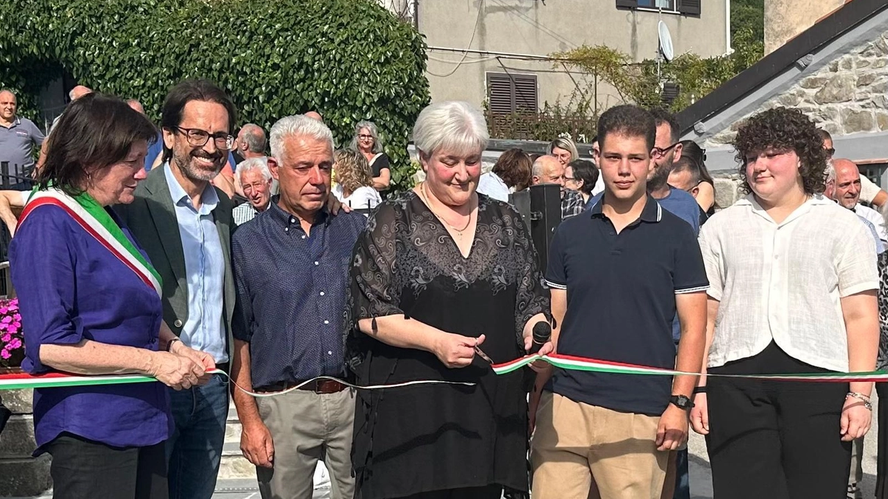 Taglio del nastro per la rinnovata bottega nel paese di Caprignana nel comune di San Romano Taglio del nastro per la rinnovata bottega nel paese di Caprignana nel comune di San Romano