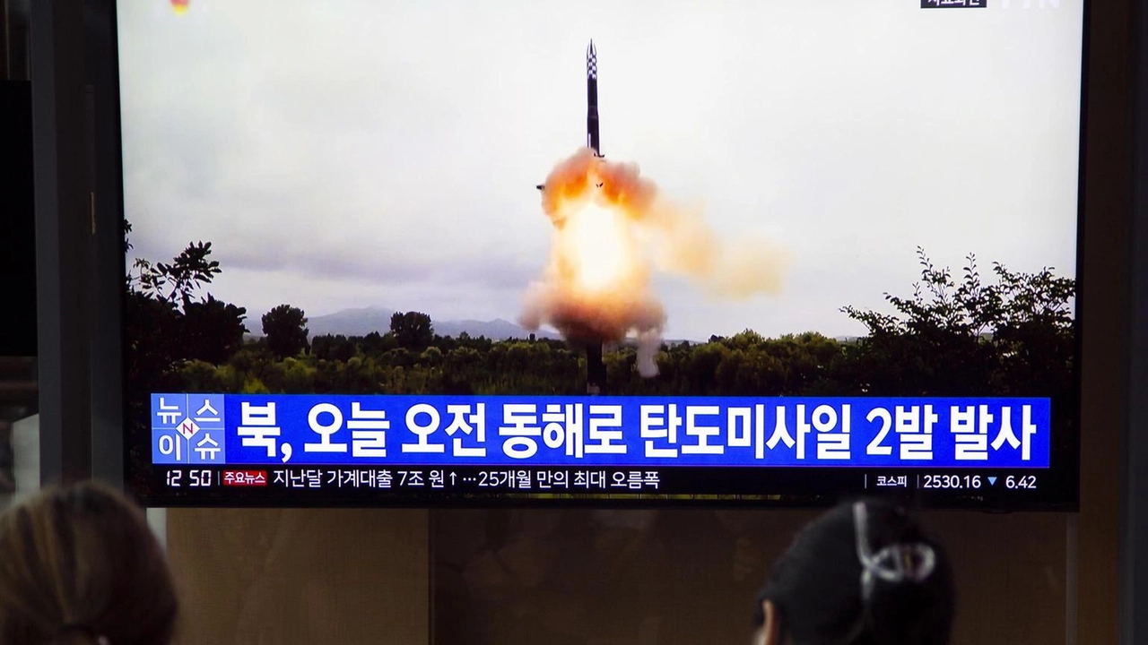 Il leader nordcoreano Kim Jong Un ha supervisionato sabato il lancio di prova di due "nuovi" missili antiaerei. Lo ha... Il leader nordcoreano Kim Jong Un ha supervisionato sabato il lancio di prova di due "nuovi" missili antiaerei. Lo ha...