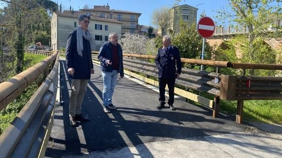 Il. Sindaco Michele Angiolini, il Vicesindaco. Luciano Garosi e il Comandante della Polizia Municipale