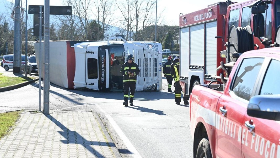 Non sono chiare le cause dell’incidente, l’autista estratto dai vigili del fuoco . Non sono chiare le cause dell’incidente, l’autista estratto dai vigili del fuoco .