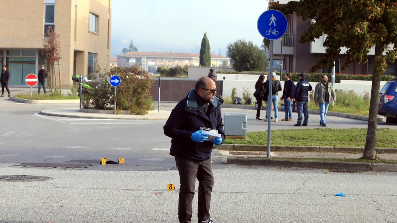 Investigatori sulla scena del delitto commesso all’alba nella zona industriale de “La Paciana“ Investigatori sulla scena del delitto commesso all’alba nella zona industriale de “La Paciana“