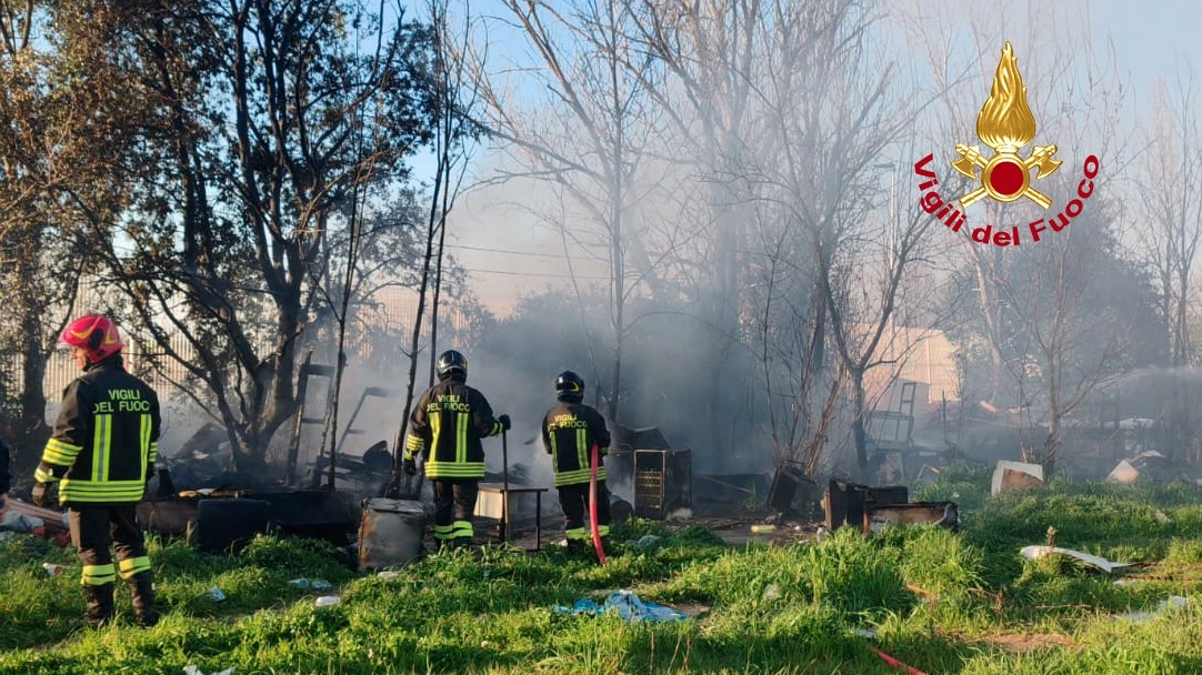I vigili del fuoco durante l'intervento in via dell'Argingrosso, dove si è sviluppato l'incendio I vigili del fuoco durante l'intervento in via dell'Argingrosso, dove si è sviluppato l'incendio