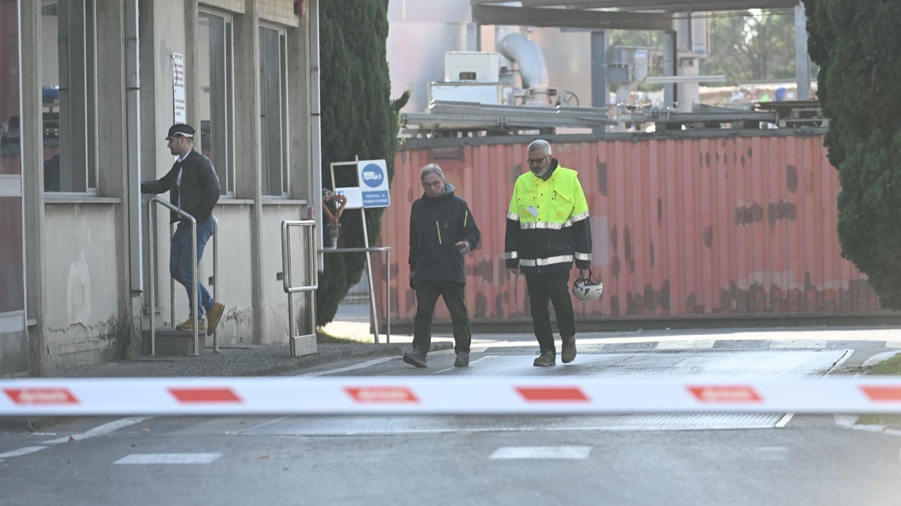 L’esterno della cartiera “Modesto Cardella“ dove si è consumata la tragedia di Luca Cavati, operaio di 69 anni (Foto Alcide) L’esterno della cartiera “Modesto Cardella“ dove si è consumata la tragedia di Luca Cavati, operaio di 69 anni (Foto Alcide)