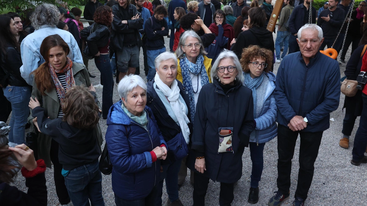 Un momento del raccoglimento che i cittadini di San Frediano hanno dedicato ai due scomparsi in piazza Tasso