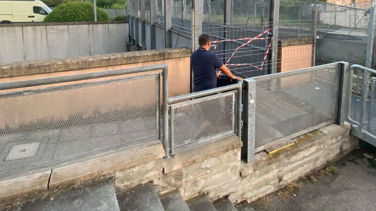 La passerella pedonale di largo Campidoglio a Poggibonsi rimane chiusa per manutenzione, causando disagi e rischi per i fruitori. Abitanti chiedono intervento urgente al Comune. La passerella pedonale di largo Campidoglio a Poggibonsi rimane chiusa per manutenzione, causando disagi e rischi per i fruitori. Abitanti chiedono intervento urgente al Comune.