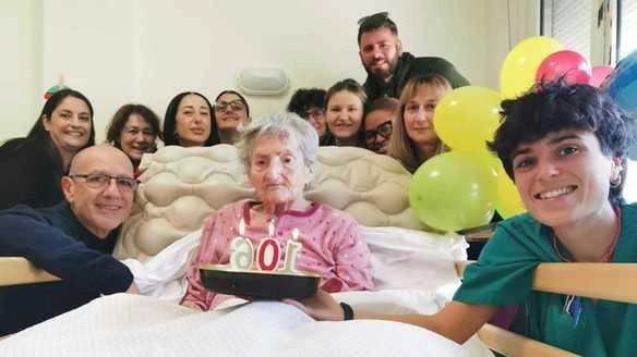 Festa alla Rsa Villa Andrea per i 106 anni di Maria Vittoria Barbieri, ospite più longeva. Parenti e staff celebrano con affetto e torta di compleanno. Festa alla Rsa Villa Andrea per i 106 anni di Maria Vittoria Barbieri, ospite più longeva. Parenti e staff celebrano con affetto e torta di compleanno.