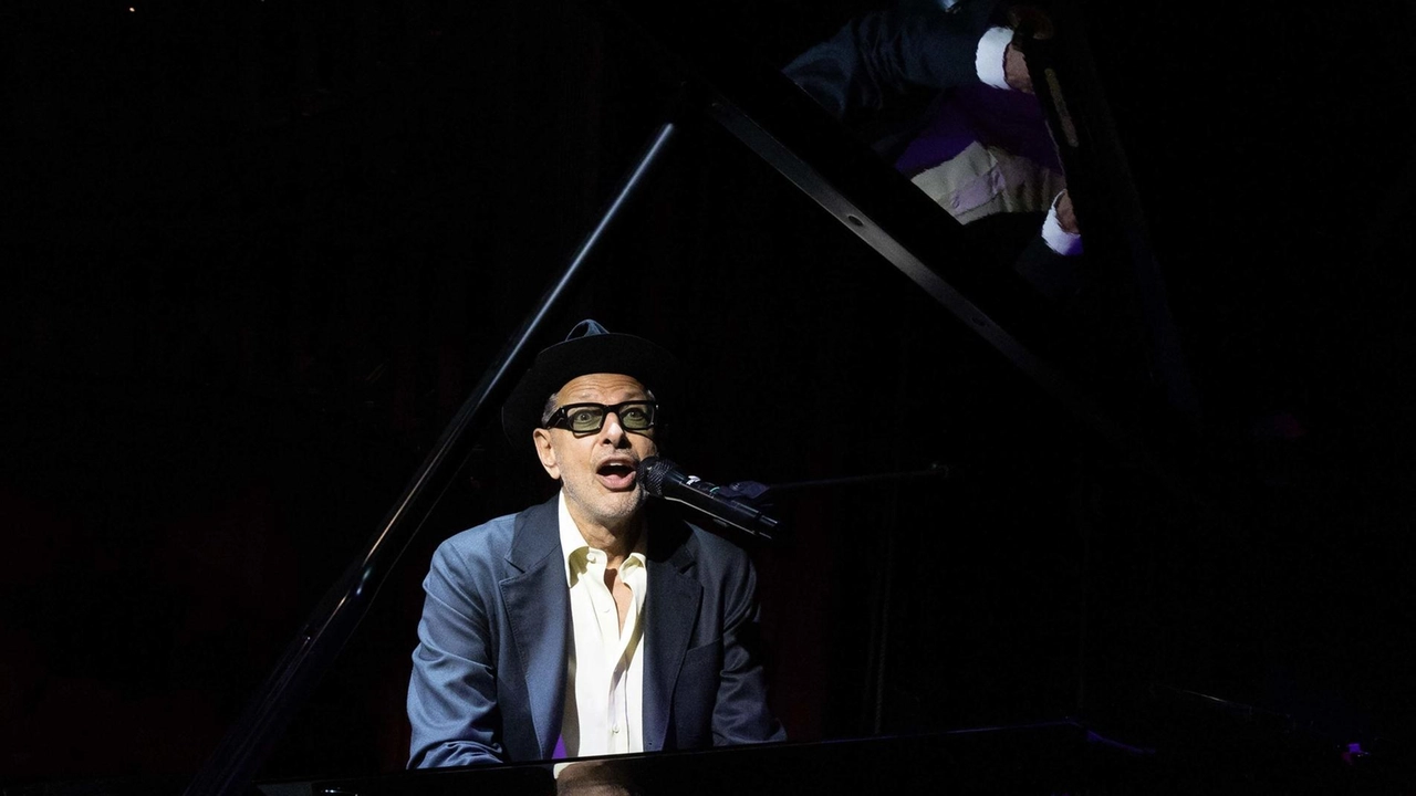 L’attore americano Jeff Goldblum al pianoforte; qui sopra insieme all’artista Hershey Fleder L’attore americano Jeff Goldblum al pianoforte; qui sopra insieme all’artista Hershey Fleder