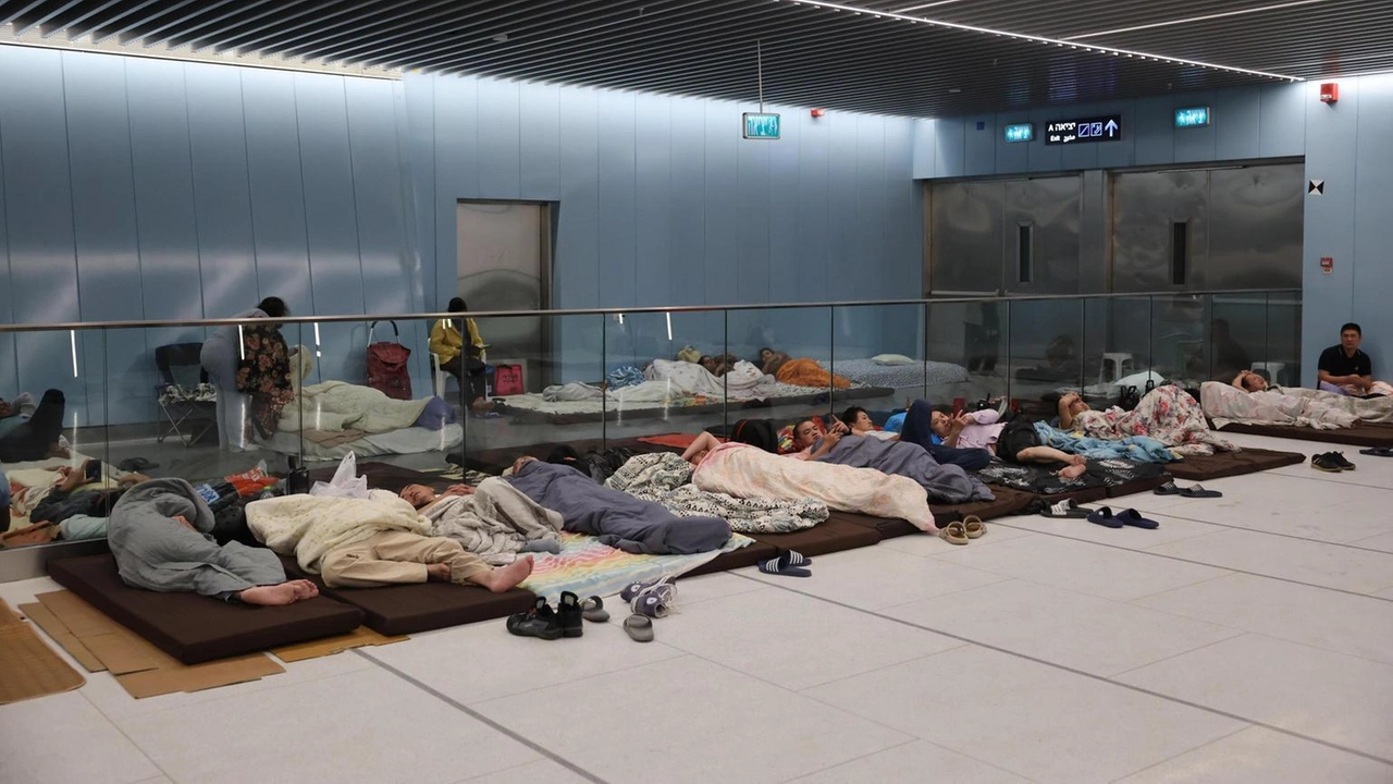 La polizia sta allontanando le persone dalla zona La polizia sta allontanando le persone dalla zona