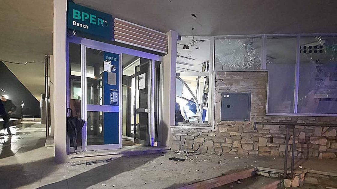 assalto al bancomat di avenza due esplosioni in piena notte i malviventi scappano con i soldi