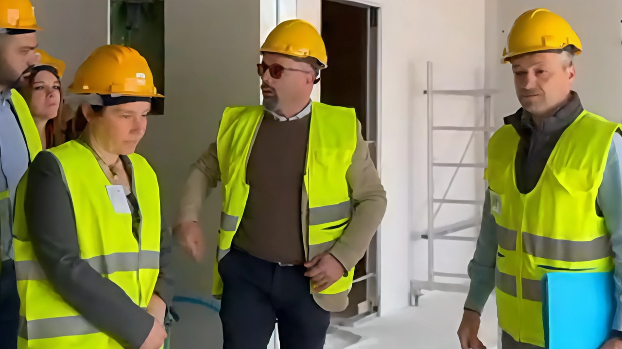 Alcuni momenti della visita del ministro Alessandra Locatelli. A sinistra all’ex Ugo Pisa,. a destra alla spiaggia ’Buena Vida’ e in Comune con le istituzioni (foto di Paola Nizza)