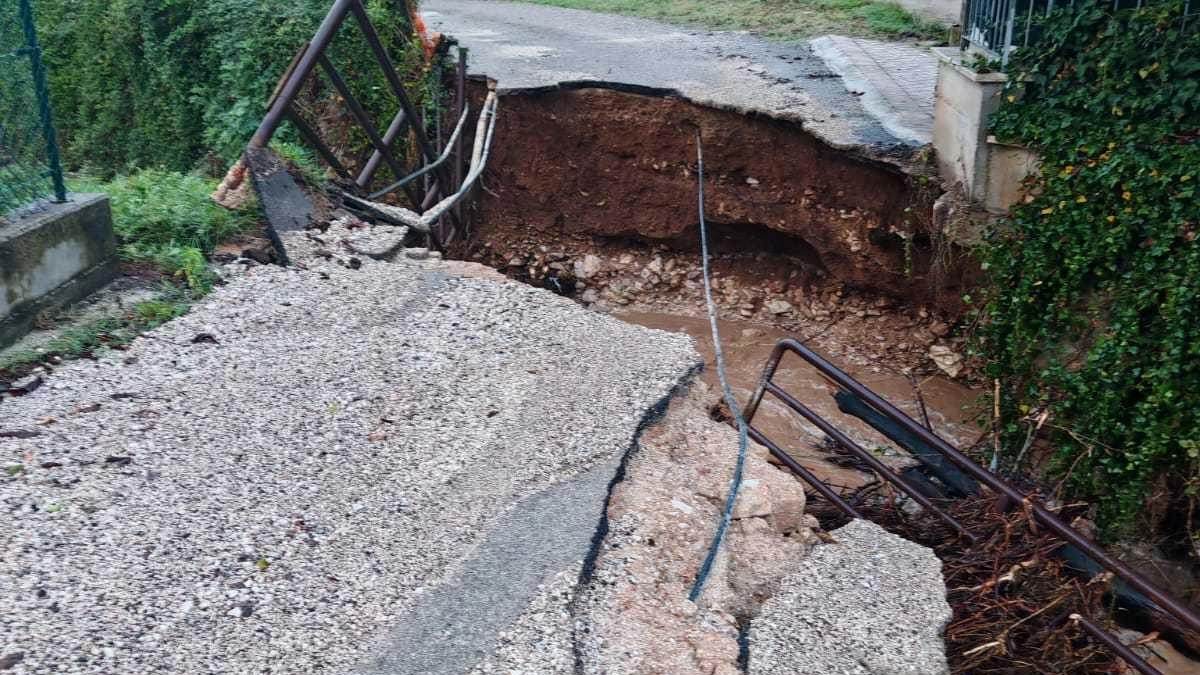 SPOLETO Nella frazione di Strettura crolla il ponte che collega con Palazzaccio e Casigliano. Residenti isolati, ma interviene... SPOLETO Nella frazione di Strettura crolla il ponte che collega con Palazzaccio e Casigliano. Residenti isolati, ma interviene...