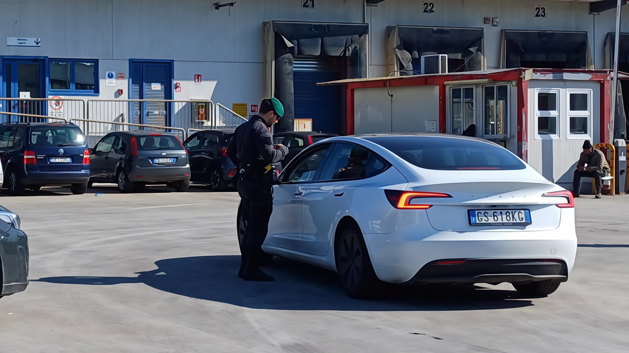 L’operazione della Guardia di finanza alla «Acca» di Seano L’operazione della Guardia di finanza alla «Acca» di Seano