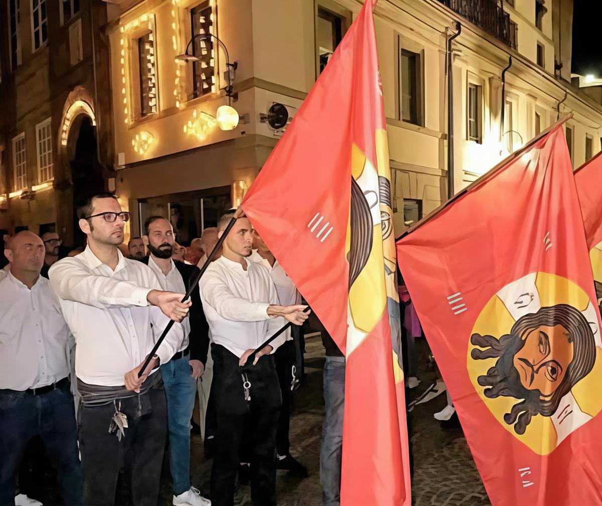 https://www.lanazione.it/image-service/view/acePublic/alias/contentid/Yjk1MDBhZTYtMmQ4MC00/0/blitz-dei-patrioti-alla-processione-a-chi-spetta-il-compito-di-vigilare.jpeg?f=1.90:1&w=1200