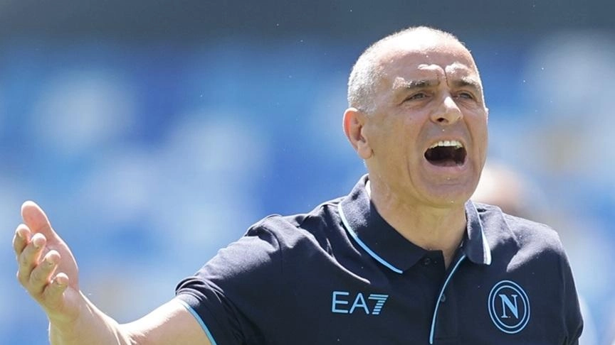 Francesco Calzona, 57 anni, ex calciatore e già tra le fila dello staff tecnico di Sarri, ha allenato anche il Napoli Francesco Calzona, 57 anni, ex calciatore e già tra le fila dello staff tecnico di Sarri, ha allenato anche il Napoli