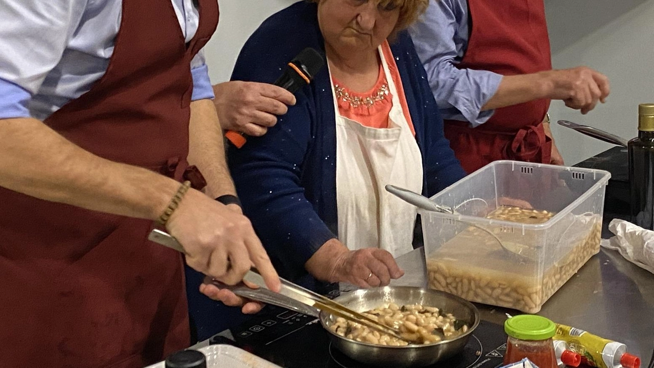 Sfida culinaria tra sindaci nel Valdarno: a Reggello si è tenuta la 51° rassegna dell'olio extravergine, con Piero Giunti vincitore per la migliore preparazione. Solidarietà e sostegno per il giovane Mirko Mori. Sfida culinaria tra sindaci nel Valdarno: a Reggello si è tenuta la 51° rassegna dell'olio extravergine, con Piero Giunti vincitore per la migliore preparazione. Solidarietà e sostegno per il giovane Mirko Mori.