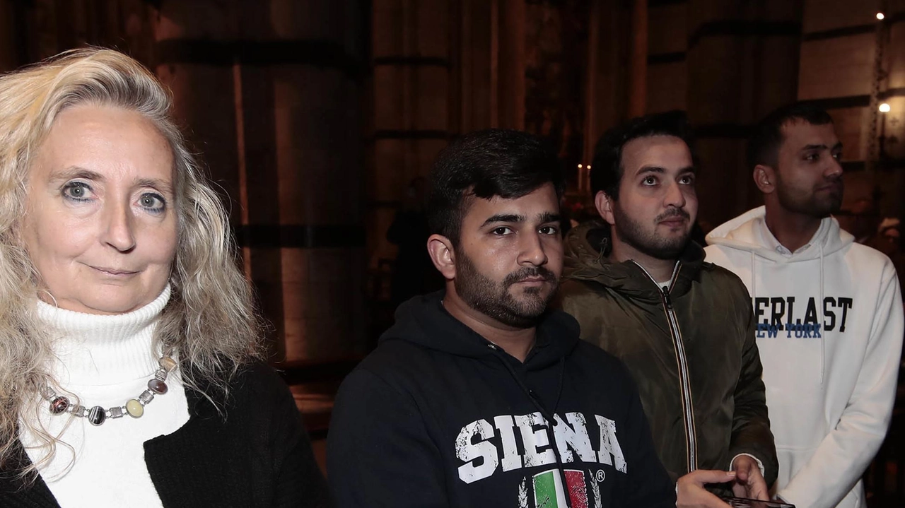 Alcuni pakistani hanno partecipato alla messa solenne in Duomo a cui sono stati invitati dal cardinale Alcuni pakistani hanno partecipato alla messa solenne in Duomo a cui sono stati invitati dal cardinale