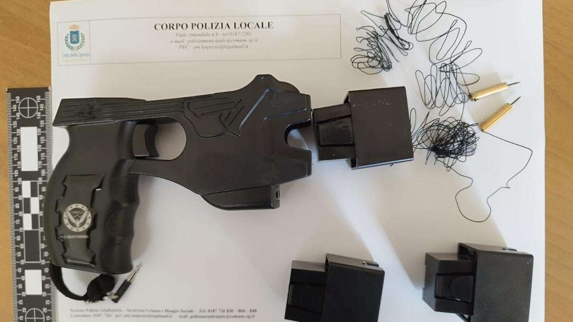 diciassettenne spacciatore con a casa un taser da poliziotto