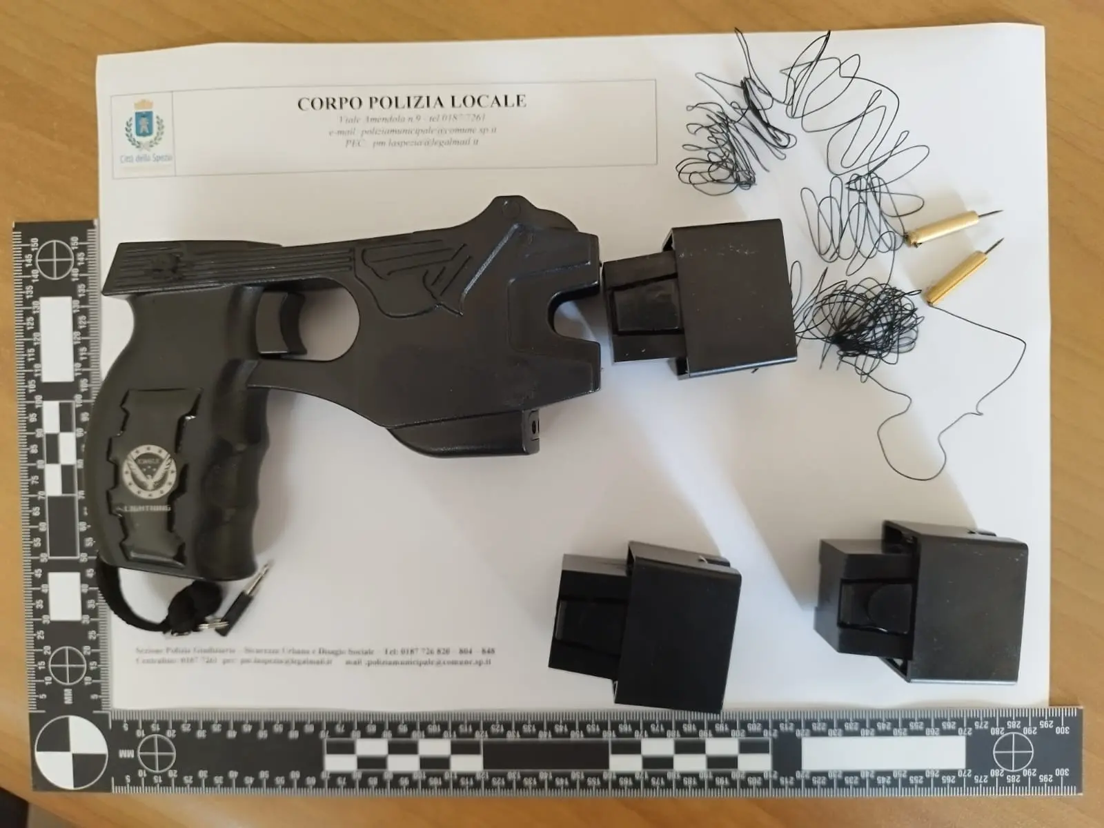 Diciassettenne spacciatore con a casa un taser da poliziotto