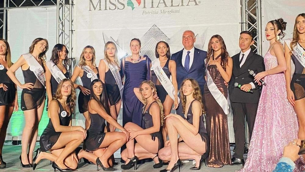 Quindici umbre si sono sfidate a colpi di fascino e charme per l’accesso alle finali nazionali. La nuova reginetta è di Campello sul Clitunno, ha 24 anni. "Faccio le congratulazioni alle altre ragazze". Quindici umbre si sono sfidate a colpi di fascino e charme per l’accesso alle finali nazionali. La nuova reginetta è di Campello sul Clitunno, ha 24 anni. "Faccio le congratulazioni alle altre ragazze".