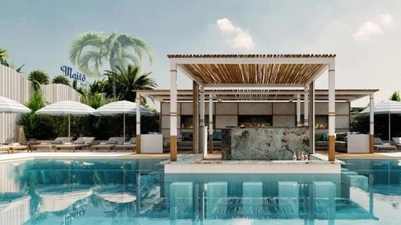 La maxi piscina da 300 metri quadrati al Maitò con servizi di lusso e isolotti. L’impianto è stato inaugurato a maggio 2023 con un evento ricco di vip La maxi piscina da 300 metri quadrati al Maitò con servizi di lusso e isolotti. L’impianto è stato inaugurato a maggio 2023 con un evento ricco di vip