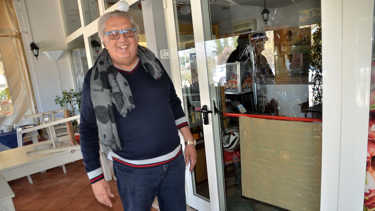 Athos Pastechi ha sporto denuncia dopo la spaccata nel suo locale in viale Marconi a Torre del Lago Athos Pastechi ha sporto denuncia dopo la spaccata nel suo locale in viale Marconi a Torre del Lago