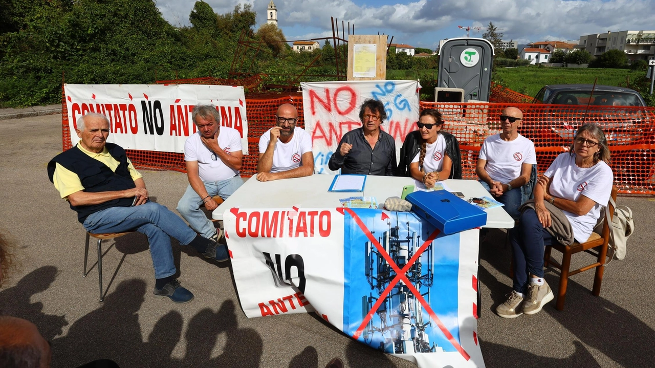 Nell’ultima seduta, approvato un documento per contenere l’esposizione alle onde. Il comitato Stop5G Empoli: "Un passo avanti, ma non basta. Domani un nuovo incontro". Nell’ultima seduta, approvato un documento per contenere l’esposizione alle onde. Il comitato Stop5G Empoli: "Un passo avanti, ma non basta. Domani un nuovo incontro".