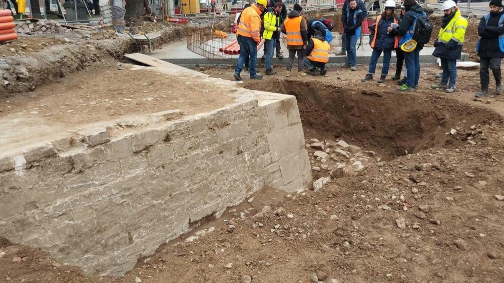 Il basamento dell’antica fortificazione del ’500 ritrovato tra il Parterre e piazza Libertà a febbraio Il basamento dell’antica fortificazione del ’500 ritrovato tra il Parterre e piazza Libertà a febbraio