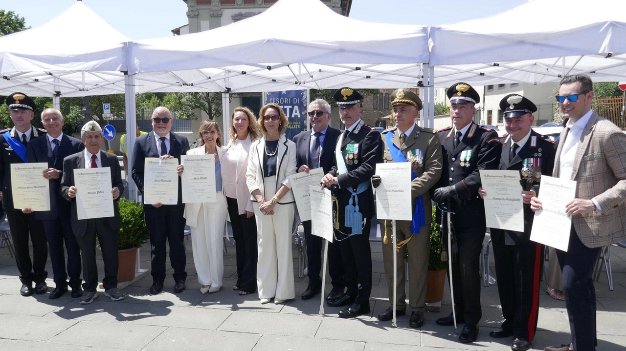Il prefetto Michela La Iacona, la sindaca Ilaria Bugetti e le dodici persone che hanno ricevuto gli encomi