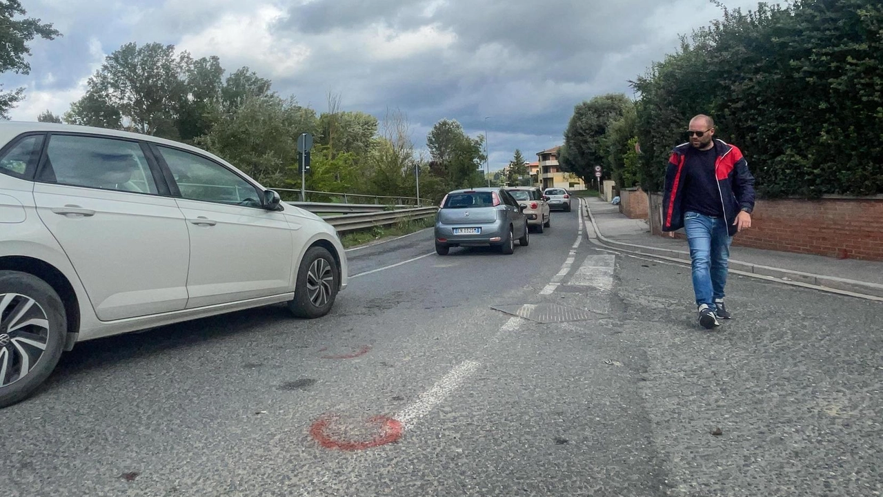 Campatelli: "Nei sopralluoghi fra via Galvani e via Marco Polo è stata notata l’assenza dei pali". In quel punto si è verificato l’incidente stradale che costò la vita al giovanissimo Leonardo Gozzi. Campatelli: "Nei sopralluoghi fra via Galvani e via Marco Polo è stata notata l’assenza dei pali". In quel punto si è verificato l’incidente stradale che costò la vita al giovanissimo Leonardo Gozzi.