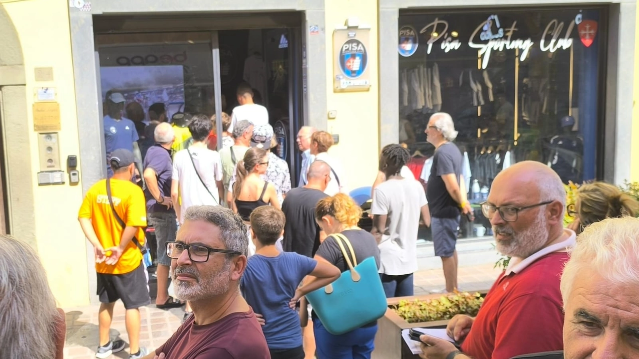 La coda davanti ai punti vendita La coda davanti ai punti vendita
