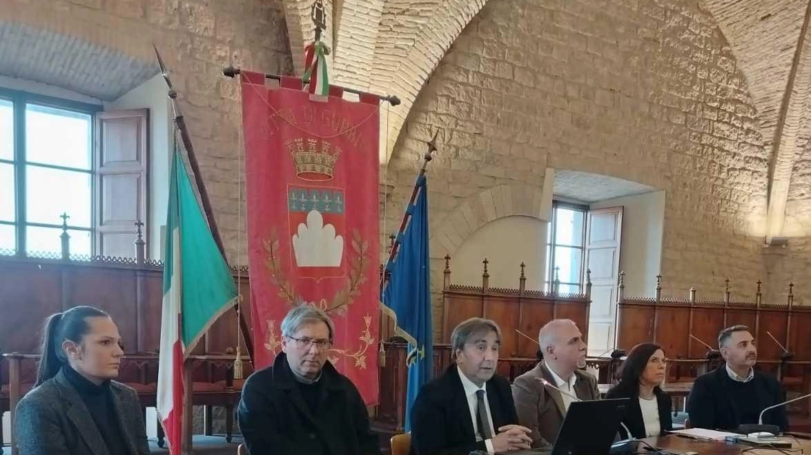 La nuova giunta comunale di Gubbio con al centro il sindaco Vittorio Fiorucci ha fatto il punto sui primi mesi di governo La nuova giunta comunale di Gubbio con al centro il sindaco Vittorio Fiorucci ha fatto il punto sui primi mesi di governo