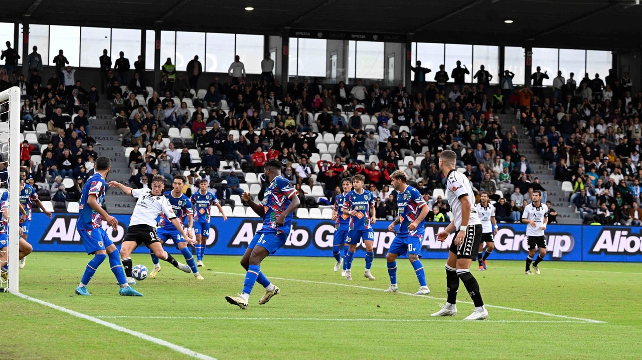 Francesco Pio Esposito insacca da pochi metri il gol che regala 3 punti allo Spezia Francesco Pio Esposito insacca da pochi metri il gol che regala 3 punti allo Spezia