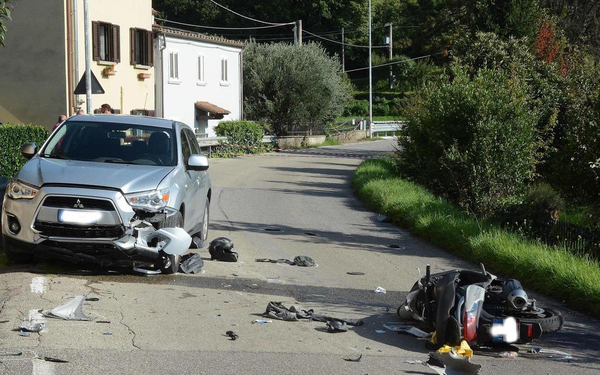 Muore in moto davanti alla moglie. Lei dall’auto assiste all’incidente. Il suo ristorante chiude per lutto