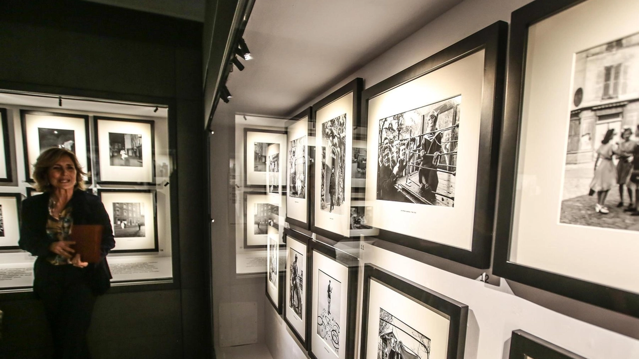Trenta fotografie celebrano il cantore della Parigi del secondo dopoguerra. C’è anche il celeberrimo “Bacio dell’Hotel de Ville“ Trenta fotografie celebrano il cantore della Parigi del secondo dopoguerra. C’è anche il celeberrimo “Bacio dell’Hotel de Ville“