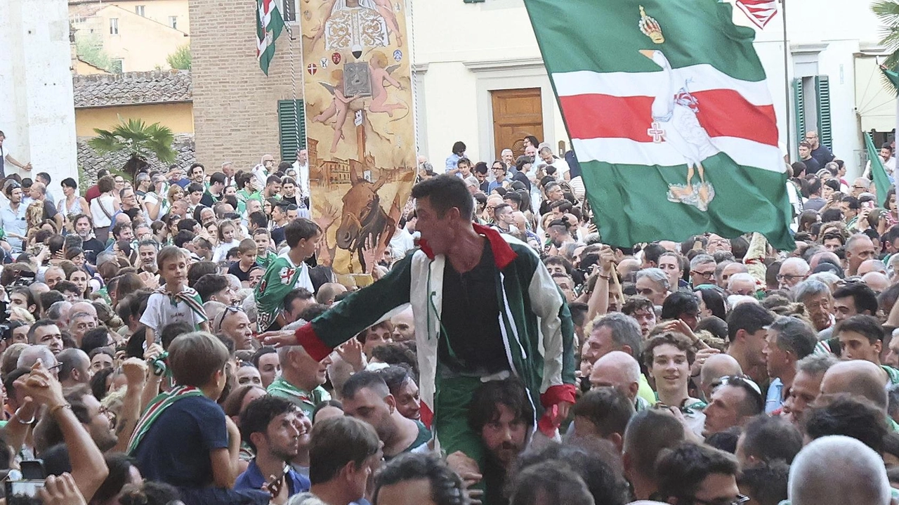 Tittia in trionfo in Provenzano dopo la vittoria con il Palio di Manganelli Tittia in trionfo in Provenzano dopo la vittoria con il Palio di Manganelli