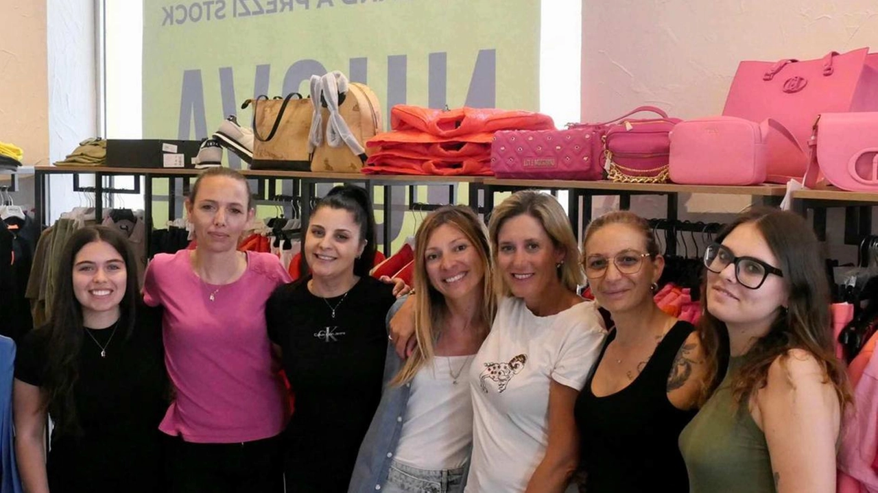 Oggi alle 18 in passeggiata di fronte all’Hotel Royal l’apertura del nuovo negozio T Stock di Filippo Barsotti Oggi alle 18 in passeggiata di fronte all’Hotel Royal l’apertura del nuovo negozio T Stock di Filippo Barsotti