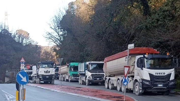 La lunga fila di camion che hanno bloccato la galleria Santa Croce, la pesa di Miseglia e la strada. che porta alle cave La lunga fila di camion che hanno bloccato la galleria Santa Croce, la pesa di Miseglia e la strada. che porta alle cave