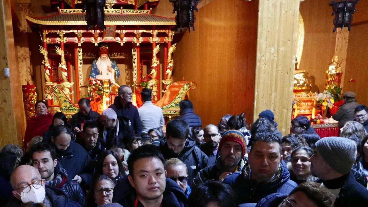 In coda per entrare nel tempio e sotto una preghiera buddista Foto Attalmi In coda per entrare nel tempio e sotto una preghiera buddista Foto Attalmi