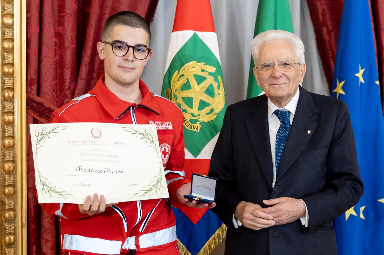 Il presidente Sergio Mattarella consegna l'Attestato d’Onore a Francesco Pratesi, Alfiere della Repubblica