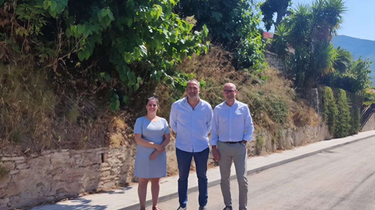 Il Comune di Calci ha completato la riqualificazione di una parte di via Roma, con interventi sull'illuminazione, le acque e le strade. Prossimo obiettivo: il tratto fino alla Pieve entro il 2025. Finanziamenti esterni e investimenti diretti hanno reso possibile il primo intervento. Il Comune di Calci ha completato la riqualificazione di una parte di via Roma, con interventi sull'illuminazione, le acque e le strade. Prossimo obiettivo: il tratto fino alla Pieve entro il 2025. Finanziamenti esterni e investimenti diretti hanno reso possibile il primo intervento.