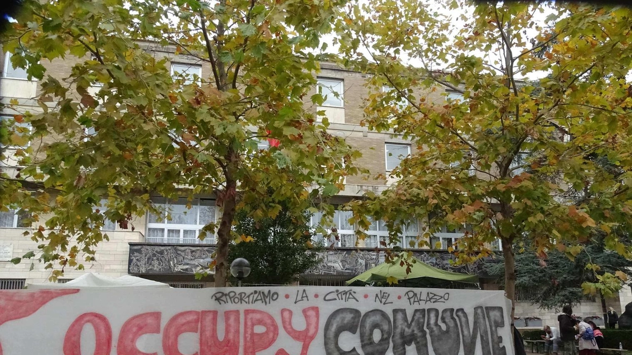 A Viareggio, il presidio di "Occupy Comune" chiede un tavolo per discutere le emergenze sociali. Dopo una settimana di attività, arriva una prima risposta dalle autorità locali. A Viareggio, il presidio di "Occupy Comune" chiede un tavolo per discutere le emergenze sociali. Dopo una settimana di attività, arriva una prima risposta dalle autorità locali.