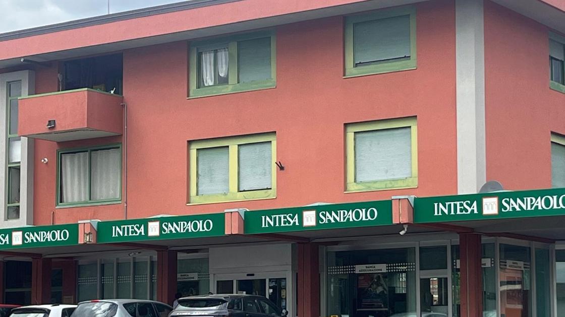 https://www.lanazione.it/image-service/view/acePublic/alias/contentid/YjkxNDg5ODYtZmEzNy00/0/chiude-filiale-a-margine-comunita-penalizzata.jpeg?f=16:9&w=1200&h=630